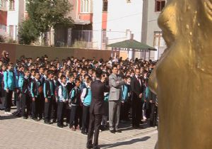 Okullar açıldı, öğrenciler bayram etti